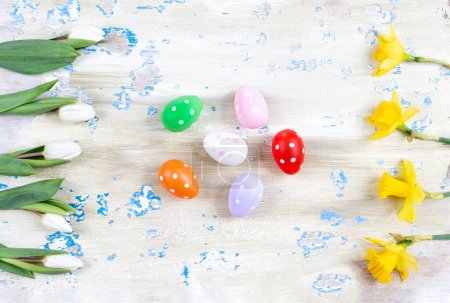 Téléchargez les photos : Easter egg in nest with spring flowers on white wooden background - en image libre de droit