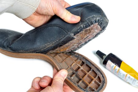 Foto de Primer plano de un zapato con la suela pelada, listo para ser pegado - Imagen libre de derechos