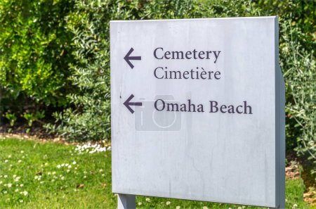 Téléchargez les photos : Panneau représentant la direction de la plage d'Omaha et du cimetière Amarican - en image libre de droit