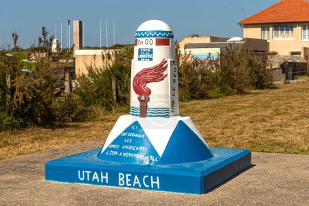 Téléchargez les photos : Monument emblème de Utah Beach à l'entrée de la plage - en image libre de droit