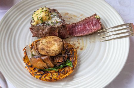 Téléchargez les photos : Steak juteux et magnifique avec un plat d'accompagnement de pommes de terre et sauce - en image libre de droit