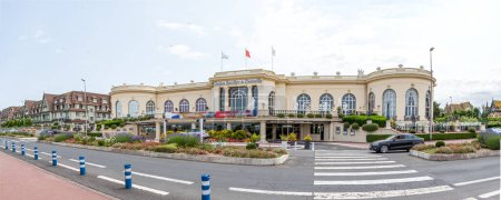 Foto de DEAUVILLE, FRANCIA-Julio 01,2023: Casino Barriere de Deauville Fr: Deauville Le Normandy el hermoso edificio del casino en la playa. - Imagen libre de derechos