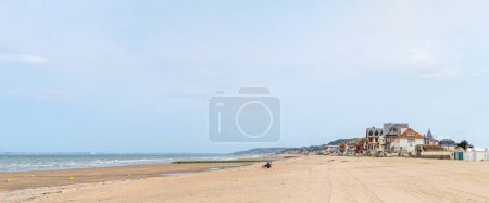 Foto de Vista panorámica del paseo marítimo de Villers-su r-Mer durante la marea baja - FranciaNormandía, - Imagen libre de derechos