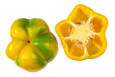 Téléchargez les photos : Ensemble de poivrons jaunes frais entiers et tranchés isolés sur fond blanc. - en image libre de droit