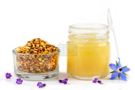 Téléchargez les photos : Une variété de produits apicoles. Chérie, pollen, propolis, apiothérapie. Produits sains fabriqués par les abeilles. - en image libre de droit