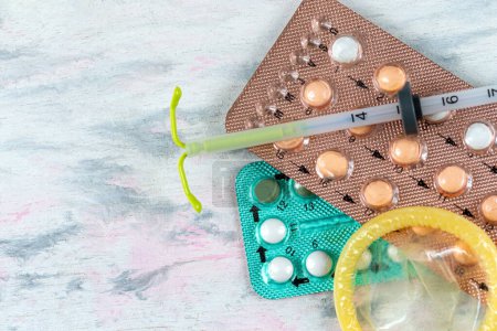 Test de grossesse et pilules contraceptives sur calendrier, contraception santé et médecine.