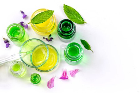 Téléchargez les photos : Quelques contenants divers pour les huiles essentielles et les parfums de médicaments naturels - en image libre de droit
