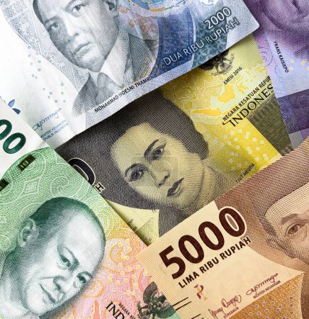 Téléchargez les photos : Fermer la monnaie de papier-monnaie roupie indonésienne avec différentes valeurs. Objet isolé sur fond de studio blanc. Uang kertas seribu, lima, dua, sepuluh, dan dua puluh ribu. - en image libre de droit