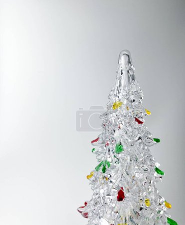 Téléchargez les photos : Beau petit bureau Décoration intérieure d'arbre de Noël en verre transparent isolé sur fond de studio blanc. - en image libre de droit