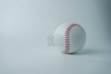 Téléchargez les photos : Photographie d'objet de balle de sport de baseball de couleur blanche et rouge isolée sur fond de studio blanc horizontal à partir de l'angle avant. - en image libre de droit