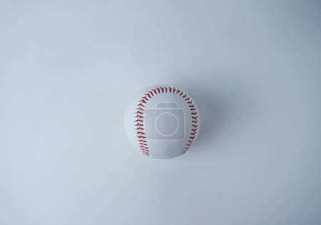 Téléchargez les photos : Photographie d'objet de balle de sport de baseball de couleur blanche et rouge isolée sur fond de studio blanc horizontal sous l'angle supérieur. - en image libre de droit