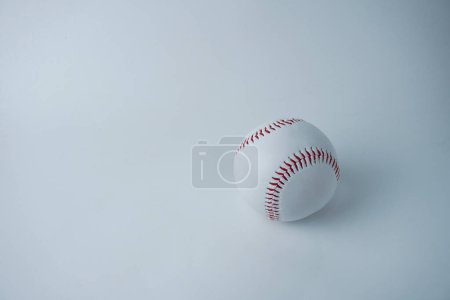 Téléchargez les photos : Photographie d'objet de ballon de baseball de couleur blanche et rouge isolé sur fond de studio blanc horizontal. - en image libre de droit