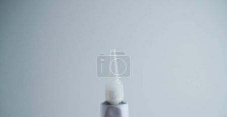 Superkleber-Düsenverpackung mit weißer Spitze in Großaufnahme. Objektfotografie isoliert auf weißem Hintergrund.