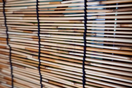 Téléchargez les photos : Bambou bois matériau naturel fenêtre abat-jour rideau diviseur. Texture de fond isolée sur fond de ratio horizontal. - en image libre de droit