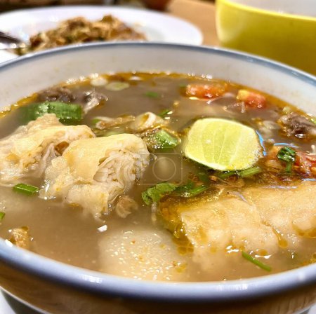 Soto mie bogor indonesische Küche Gericht Schüssel. Lebensmittelobjekt Fotografie.