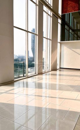 Schattenfenster im Innenbereich von Büros oder Einkaufszentren mit glatten Keramikböden und modernen Wänden, die im vertikalen Verhältnis isoliert sind.