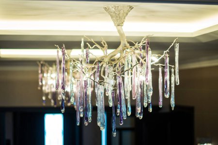 Téléchargez les photos : Very beautiful chandelier with glass pendants of different colors in the interior - en image libre de droit