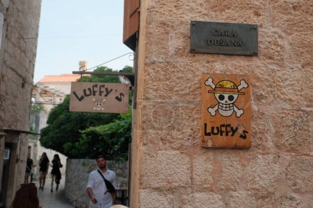 Téléchargez les photos : Entrez dans le café Luffy's Coffee Shop à Budva et embarquez pour un délicieux voyage inspiré par le logo emblématique de Straw Hat. - en image libre de droit