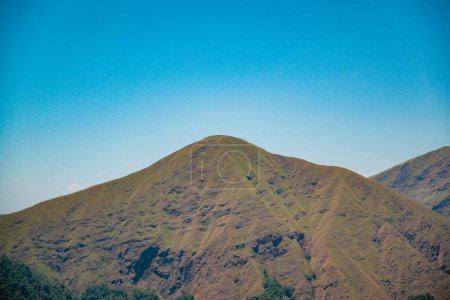 Téléchargez les photos : De ce point de vue serein, capturez l'essence de l'une des collines enchanteresses de Pergasingan dans le contexte d'un ciel bleu impeccable et clair. - en image libre de droit