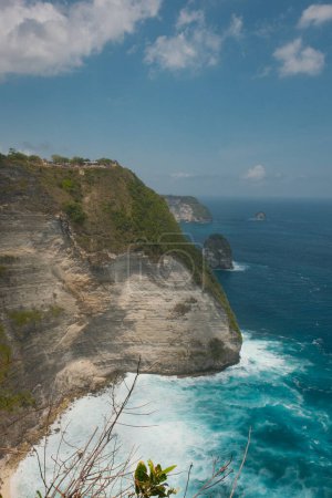 Téléchargez les photos : Admirez la grandeur de Nusa Penida alors que cette falaise imposante met en valeur la hauteur majestueuse de l'île. - en image libre de droit