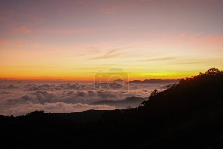 Foto de Testigo de la belleza etérea de la salida del sol sobre Kawah Putih como tonos dorados gracia de las nubes. El lienzo de la naturaleza despierta en una impresionante exhibición - Imagen libre de derechos