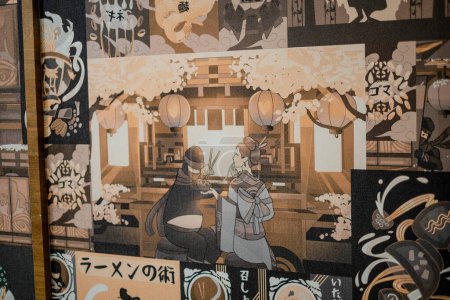 Téléchargez les photos : Orné d'art mural japonais, ce restaurant met en valeur le charme des personnes qui commandent sur un stand alimentaire dans une palette de couleurs beige captivante - en image libre de droit