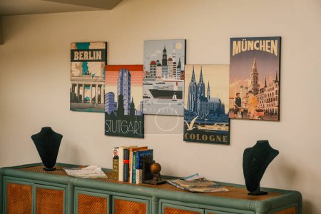 Téléchargez les photos : Plongez dans l'ambiance sophistiquée d'un restaurant orné de photos artistiques présentant différentes villes allemandes. - en image libre de droit