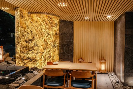 Téléchargez les photos : Entrez dans un royaume de tranquillité au sein d'un restaurant japonais orné de murs en bois et de fleurs délicates comme décor - en image libre de droit
