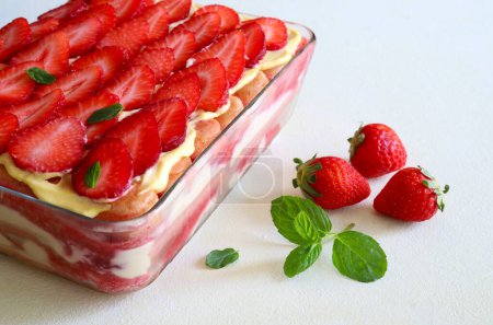 Tiramisu.Traditionelles italienisches Dessert mit Erdbeere und Mascarpone. Nahaufnahme. Direkt darüber.