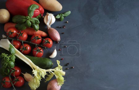 Téléchargez les photos : Divers légumes frais isolés sur un fond sombre. Concept de cuisine. Espace de copie, vue aérienne. - en image libre de droit