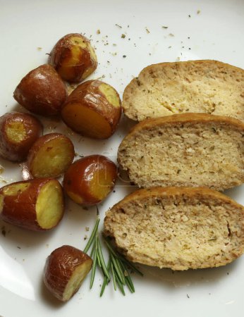 Téléchargez les photos : Tranches savoureuses maison pain de viande cuit au four et légumes sur une assiette blanche. Vue aérienne. - en image libre de droit
