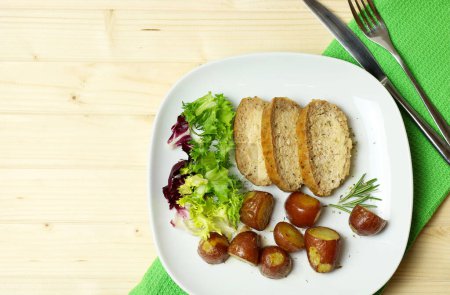 Téléchargez les photos : Tranches savoureuses maison pain de viande cuit au four et légumes sur une assiette blanche. Vue aérienne. - en image libre de droit