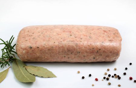 Téléchargez les photos : Plat de cuisson avec pain de viande classique et épices sur fond blanc. Vue aérienne. Espace de copie. - en image libre de droit