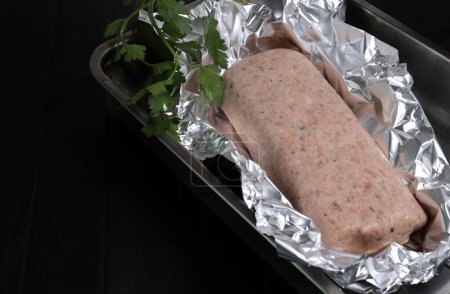 Téléchargez les photos : Plat de cuisson avec pain de viande classique avec des épices sur fond sombre. Vue aérienne. Espace de copie. - en image libre de droit