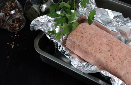 Téléchargez les photos : Plat de cuisson avec pain de viande classique avec des épices sur fond sombre. Vue aérienne. Espace de copie. - en image libre de droit