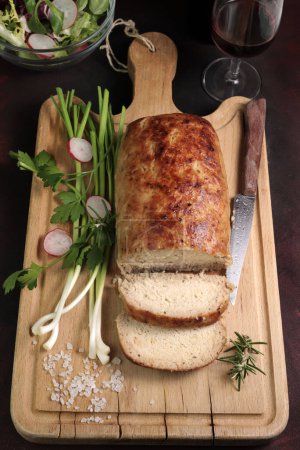 Téléchargez les photos : Savoureux pain de viande et légumes faits maison sur une planche à découper en bois. Gros plan. Vue aérienne. - en image libre de droit