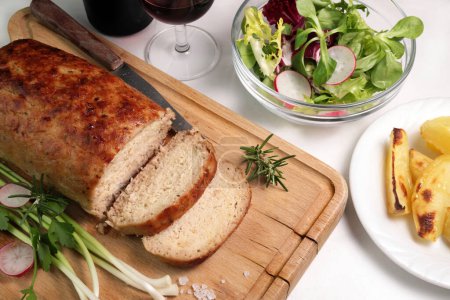 Téléchargez les photos : Savoureux pain de viande et légumes faits maison sur une planche à découper en bois. Gros plan. Vue aérienne. - en image libre de droit
