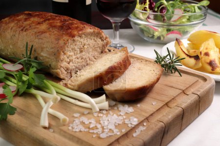 Téléchargez les photos : Savoureux pain de viande et légumes faits maison sur une planche à découper en bois. Gros plan. - en image libre de droit