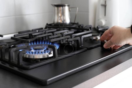 Primer plano de fuego azul de la cocina con gas propano. Estufa. Crisis del gas. Aumento de precios.