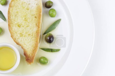 Téléchargez les photos : Olives fraîches, huile d'olive et pain sur fond blanc. Concept de nature et d'aliments sains, sains et naturels. Vue aérienne. Espace de copie. - en image libre de droit