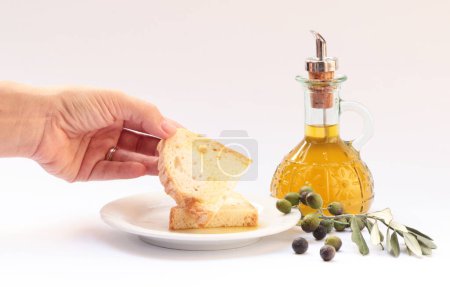 Téléchargez les photos : Une bouteille d'huile d'olive extra vierge fraîche, pain et olive isolé sur fond blanc. Concept de nature et d'aliments sains, sains et naturels. Vue aérienne. Espace de copie. - en image libre de droit