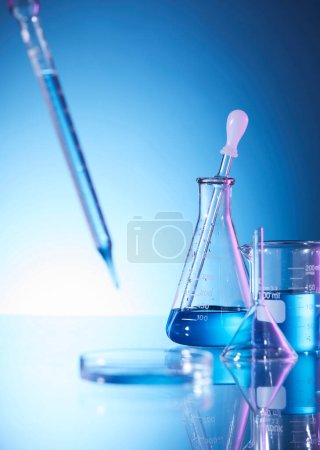 Foto de Matraz de laboratorio con líquido azul - Imagen libre de derechos