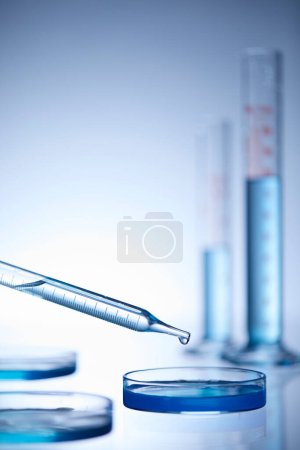 Foto de Matraz de laboratorio con líquido azul - Imagen libre de derechos