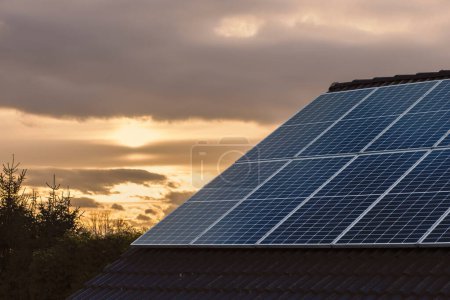 Téléchargez les photos : Panneaux solaires photovoltaïques sur le toit produisant une électricité propre et durable - en image libre de droit
