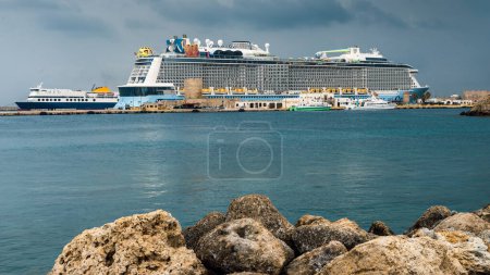 Téléchargez les photos : Vacances de rêve de luxe en mer sur le navire Criuse. Grand paquebot amarré dans le port de Rhodes, Grèce - en image libre de droit
