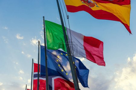 Drapeaux des pays européens et union européenne avec fond bleu ciel