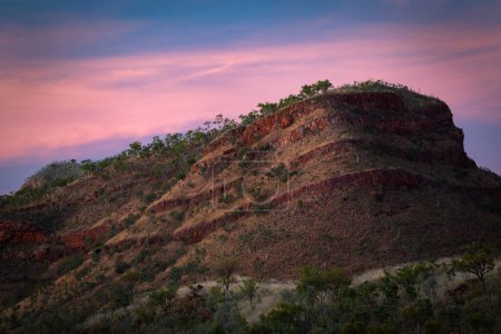 Téléchargez les photos : Un beau coucher de soleil illumine la montagne du lac Argyle, Kimberley, Australie occidentale - en image libre de droit