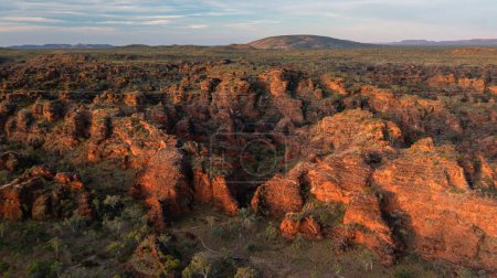 Téléchargez les photos : Image Aérienne de Hidden Valley, Parc National Mirima, Kununurra, Australie Occidentale (chaîne de montagnes avec coucher de soleil) - en image libre de droit