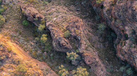 Foto de Imagen aérea de Hidden Valley, Parque Nacional Mirima, Kununurra, Australia Occidental (cordillera) - Imagen libre de derechos