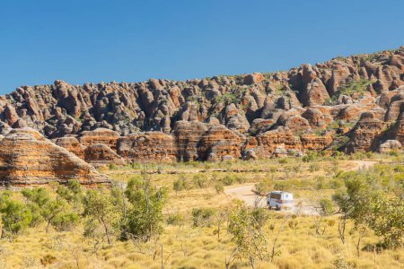 Téléchargez les photos : Bungle Bungles avec un bus à Kimberley, Australie occidentale - en image libre de droit